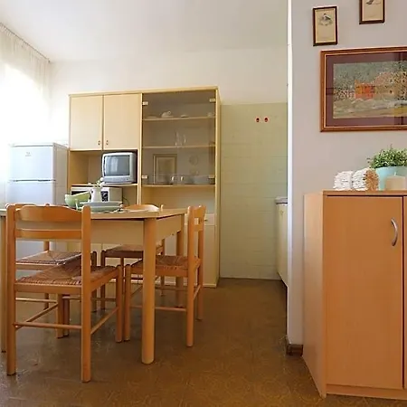 Quiet Retreat Near Sea And Center